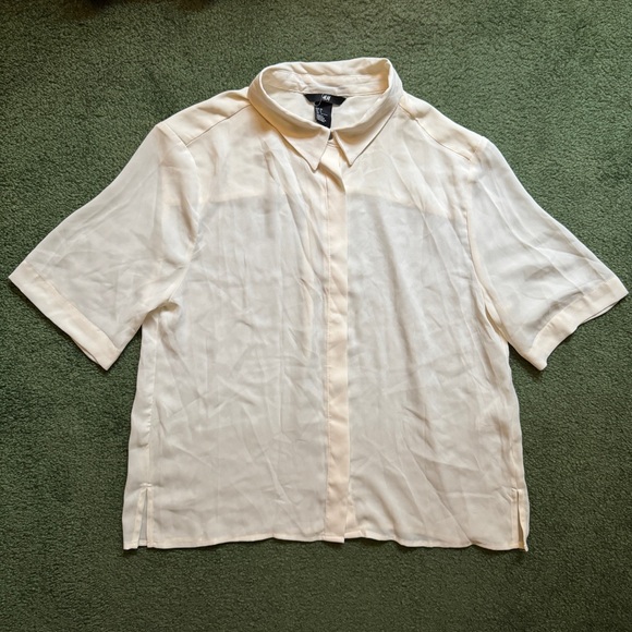 H&M Cream Short Sleeve Crepe Button Up Blouse - Size 6 - Picture 1 of 3